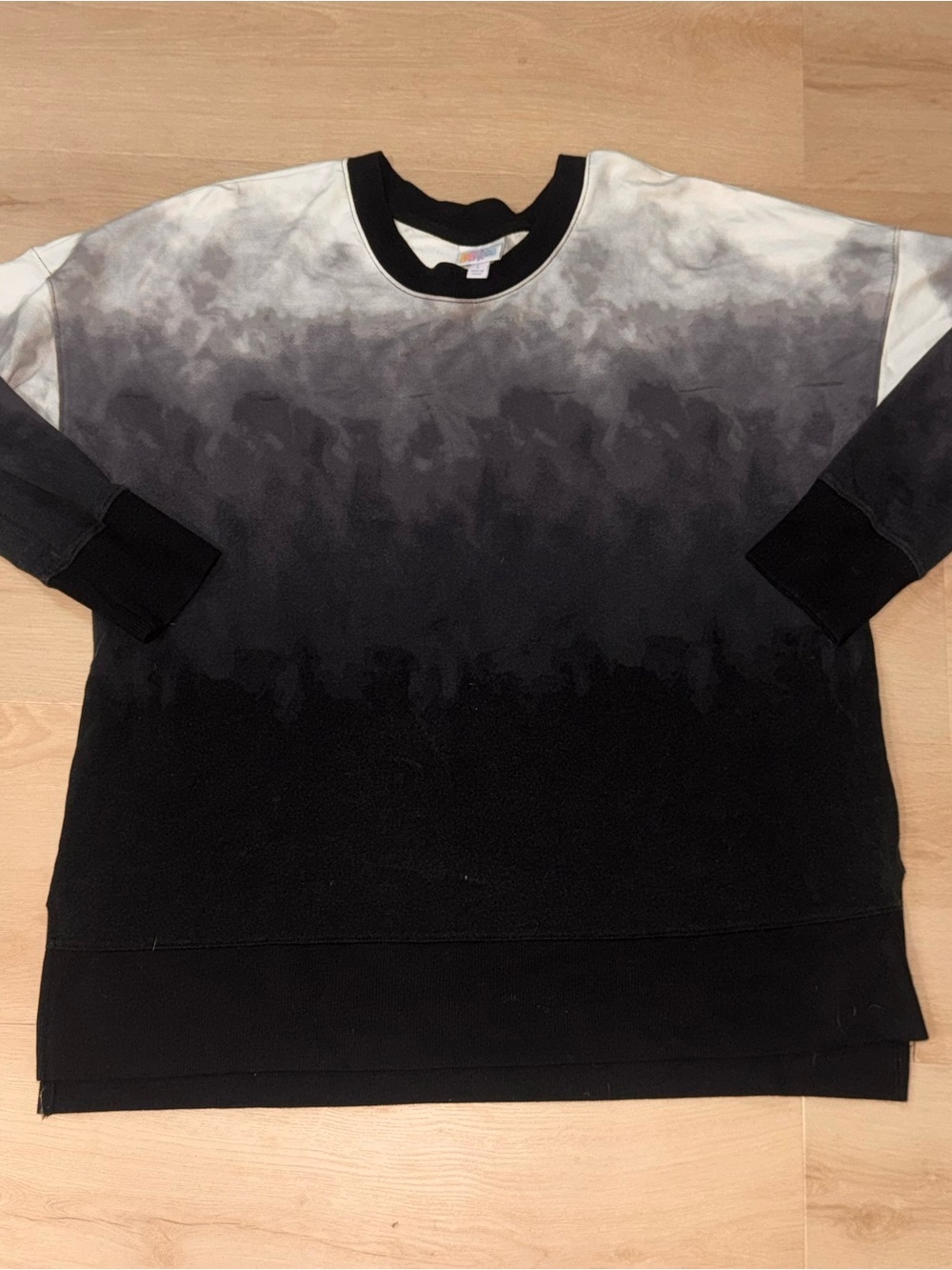 LuLaRoe Ombre Black & Gray Hannah Crewneck size large